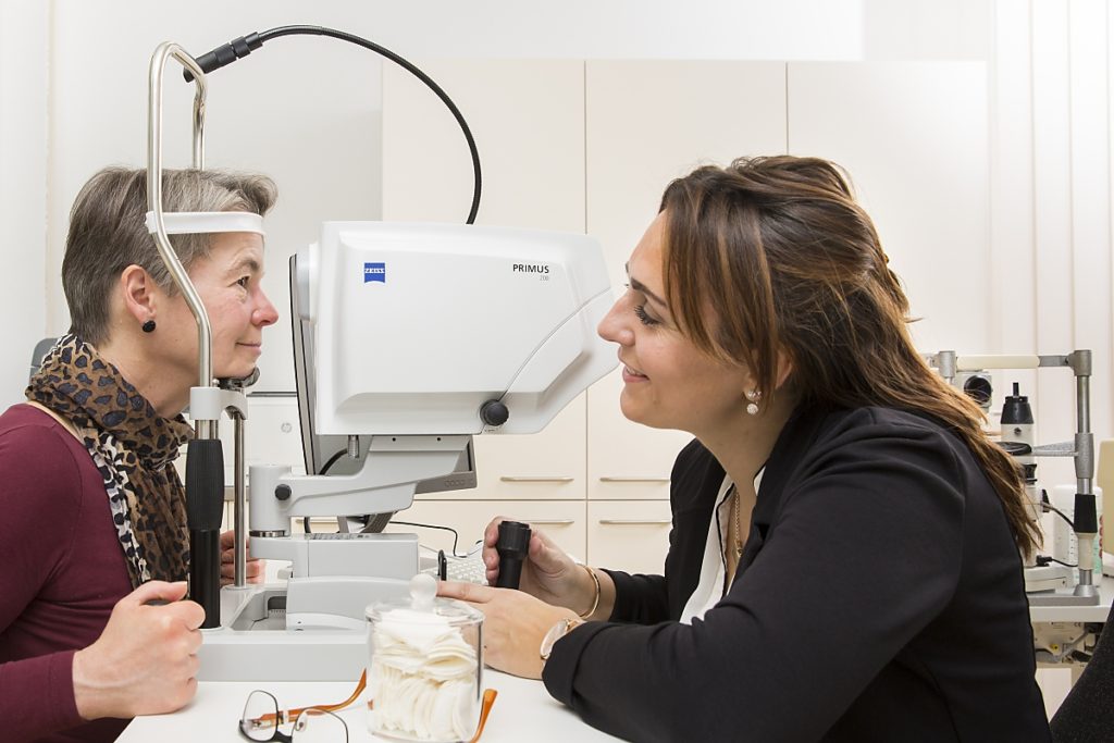 OCT Optische Cohärenztomographie bei Augenärztin Dr. med. Koulen (Fotograf: Markus Palzer)